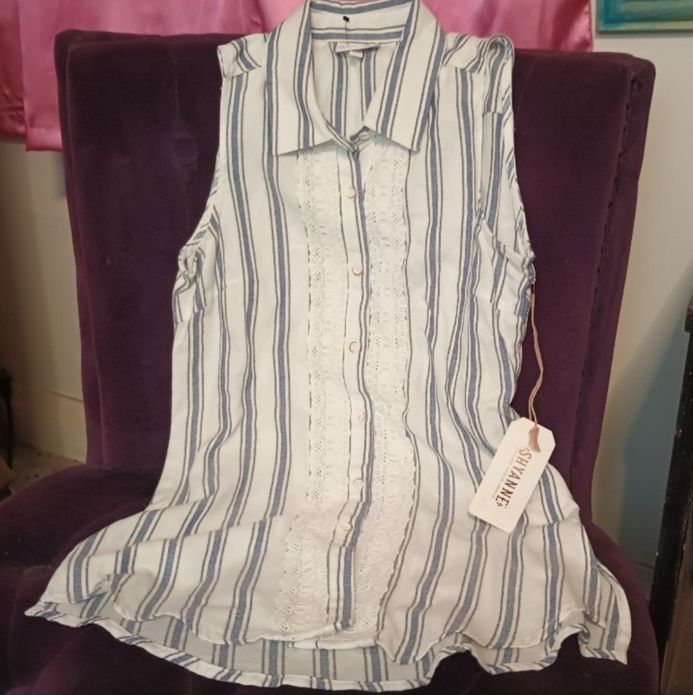 NWT Shyanne Sleeveless Button Down Shirt